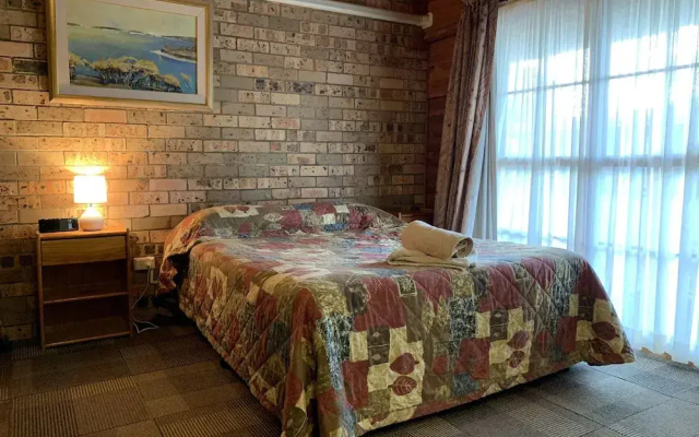 Lightning Ridge Outback Resort & Caravan Park