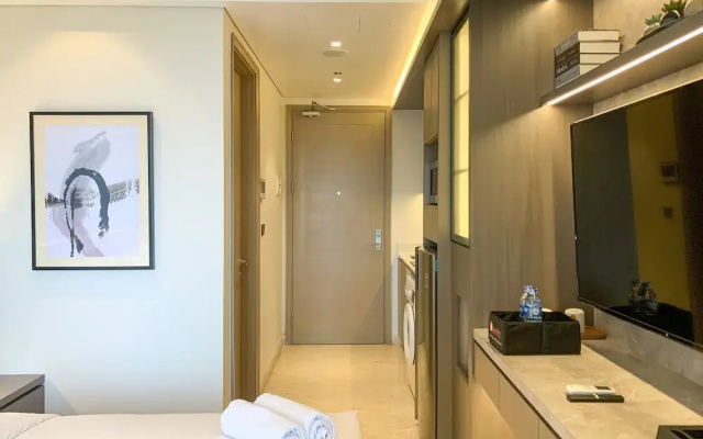 Warm And Modern Look Studio Room At Gold Coast Apartment