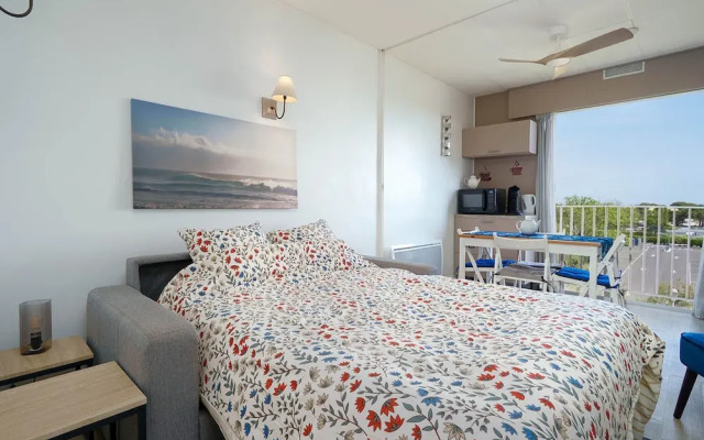 Four-person Retreat Near the Beach
