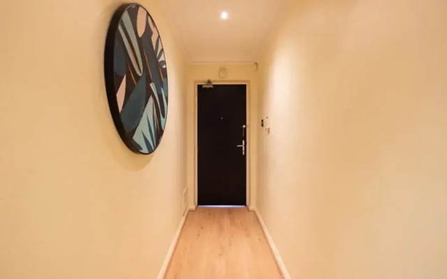 The Woking Wonder - Captivating 3BDR Flat with Parking