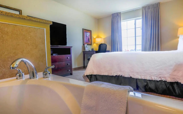 Evansville Inn & Suites By OYO