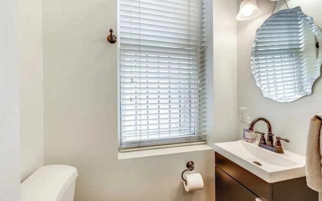 Centrally Located DC Row House Near Restaurants!