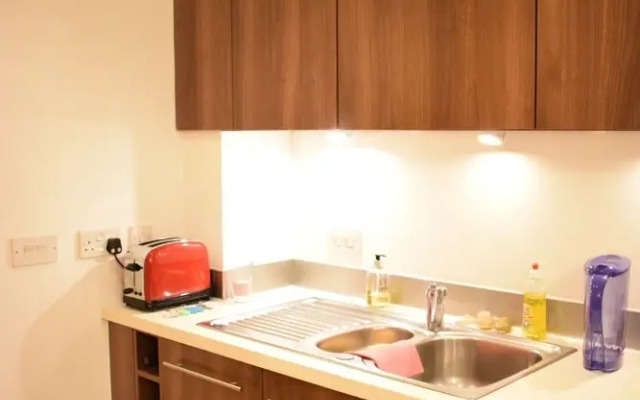 Clean Bright Apartment 7 mins from Central London