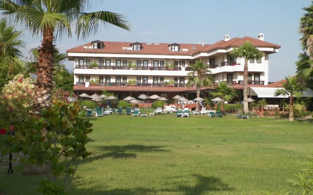 Hotel Club-E вид на фасад