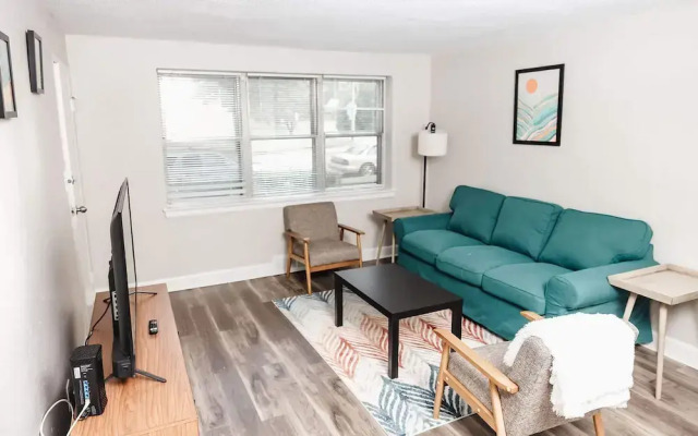 Convenient Apt W/shopping, Dining & Freeways