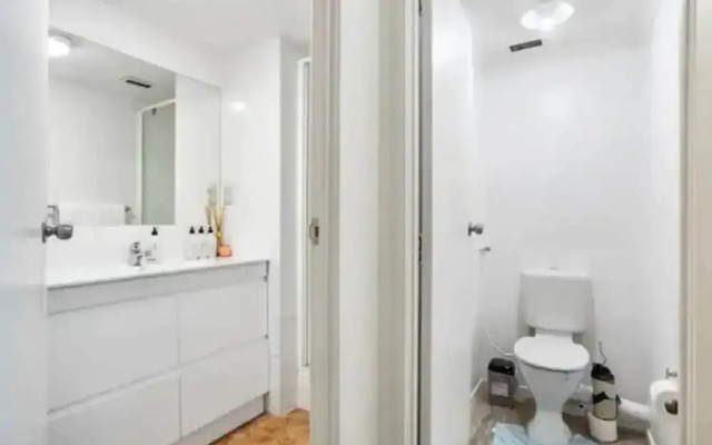 Lovely 2-Bedroom Rental with Parking Zodiak Stays