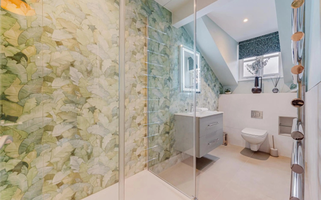 Charming 3-Bedroom Coach House with Free Attached Garage!