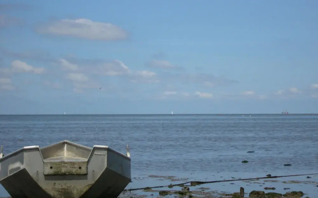 Comfy Chalet with Microwave near Wadden Sea
