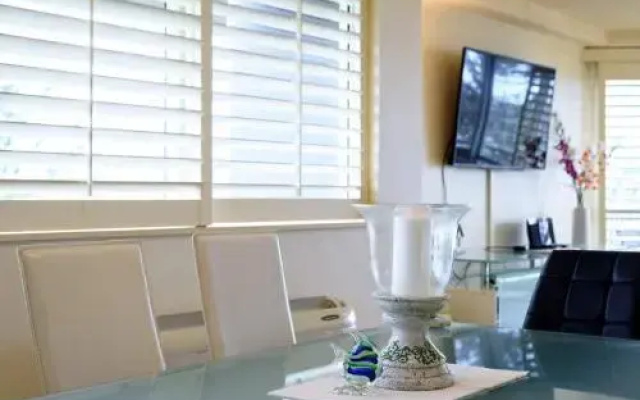 Main Beach Waterfront Apartment
