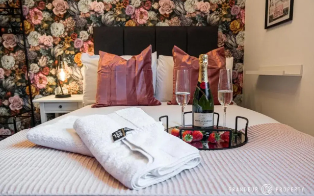 Lovely 2-Bedroom Flat with Parking , Free WiFi
