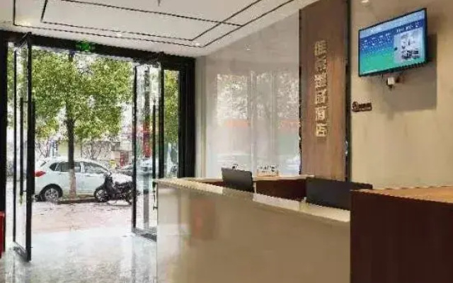Fenyi Vichy Premium Hotel