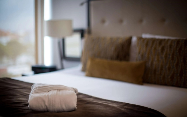 93 Luxury Suites & Residences
