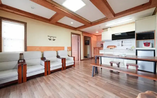 Geoje Birds Hill Pension