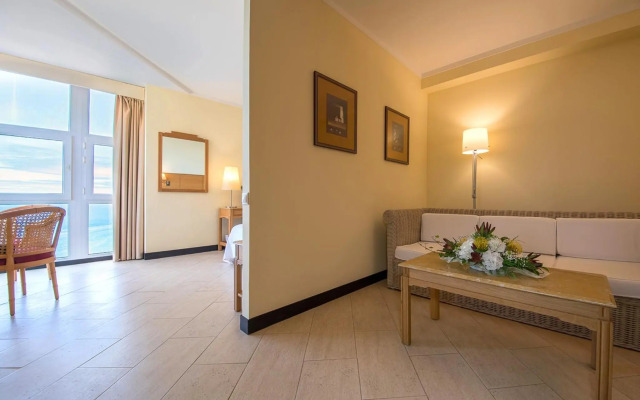 Baia Madeira Hotel