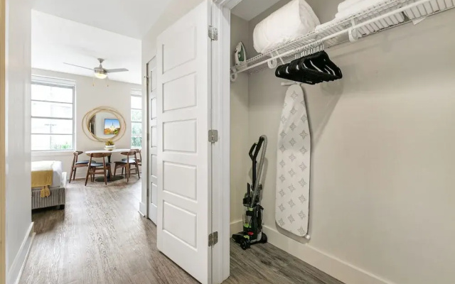 Elegant Studio Near French Quarter
