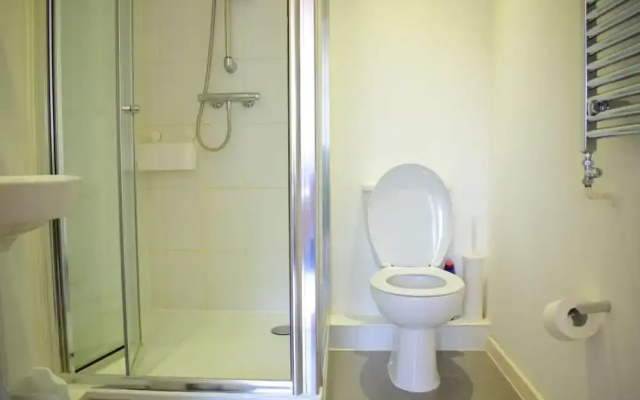 2 Bedroom Apartment with Private Balcony - Sleeps 5