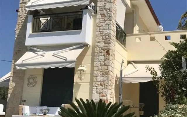 Luxury house near sea with public pool
