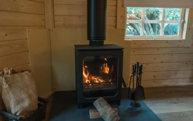 Hobbit Cabin for 2 - Outdoor Bath / Wood Burner