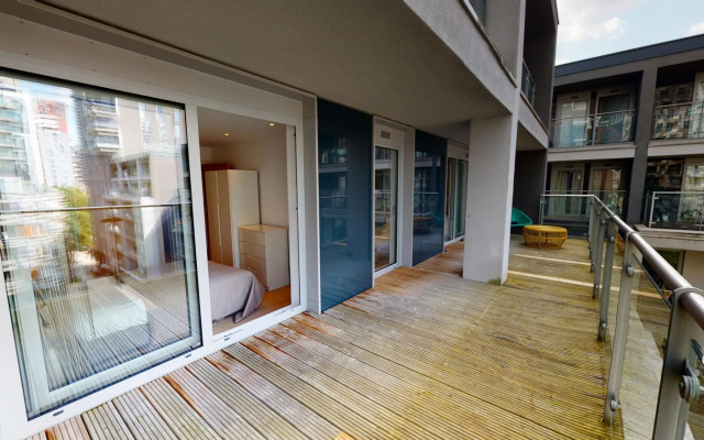 Deluxe Two Bed Apartment w Balcony in Canary Wharf