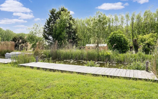 Modern Family Getaway in Oud Ade