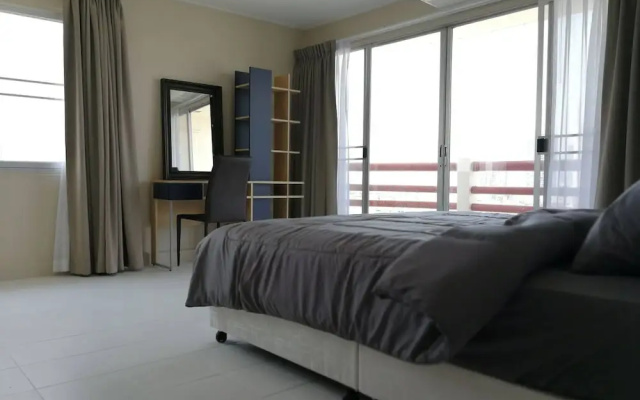 BKK 2 BR apt Near Sathon Iconsiam Firework View