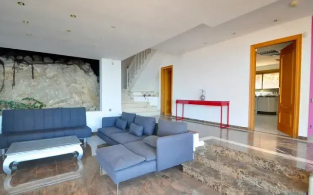 Villa Carrer Trinitat by HelloApartments