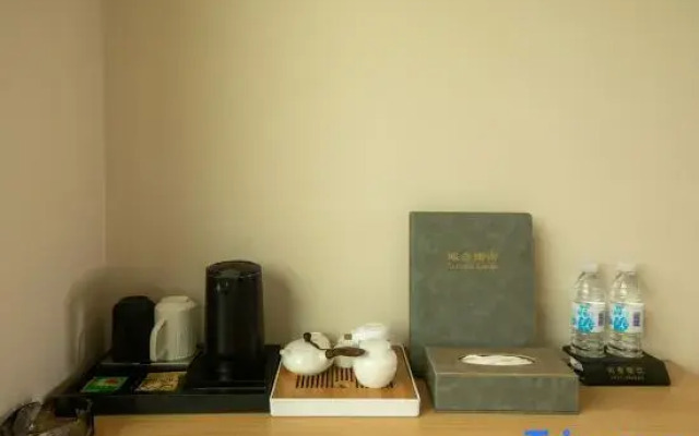 Weixi Homestay (Mangshi Square)