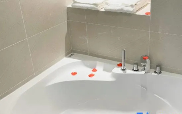 Lavande Hotel (Nanjing Zhushan Road Subway Station)