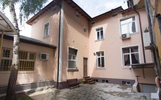 Отель Garibaldi Guest House Болгария, София - отзывы, цены и фото номеров - забронировать отель Garibaldi Guest House онлайн вид на фасад