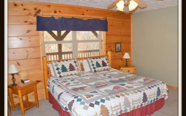 Autumn Mist - 3 Br cabin by RedAwning