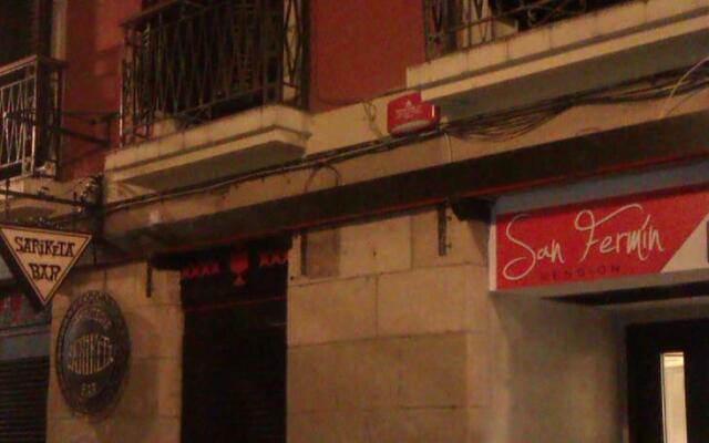 Отель Pensión San Fermín вид на фасад