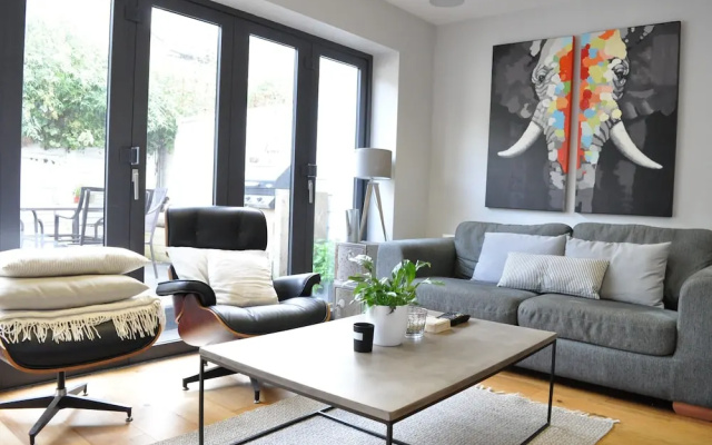 Modern 2 Bedroom House With Patio in Battersea
