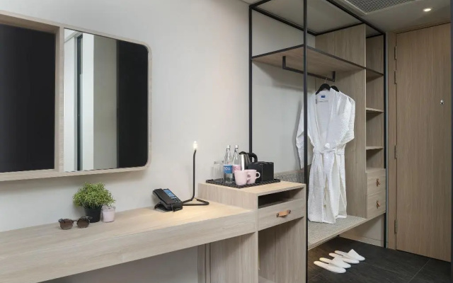 Отель JonoX Phuket Karon Hotel
