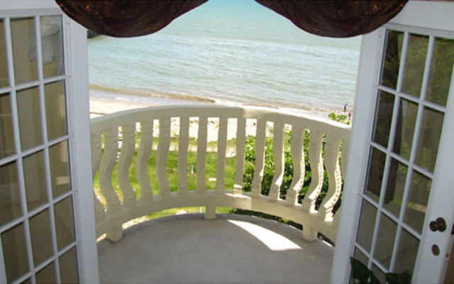 Art-Deco Beach Hotel
