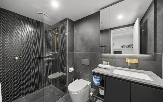 Bright Unit With Secure Parking and Garden Access