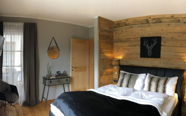 Unique & Exclusively Furnished Chalet near Ski Lift