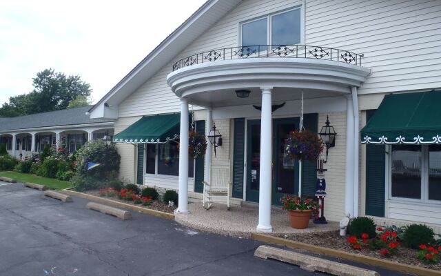 Glass House Inn In Erie United States Of America From 78 - 