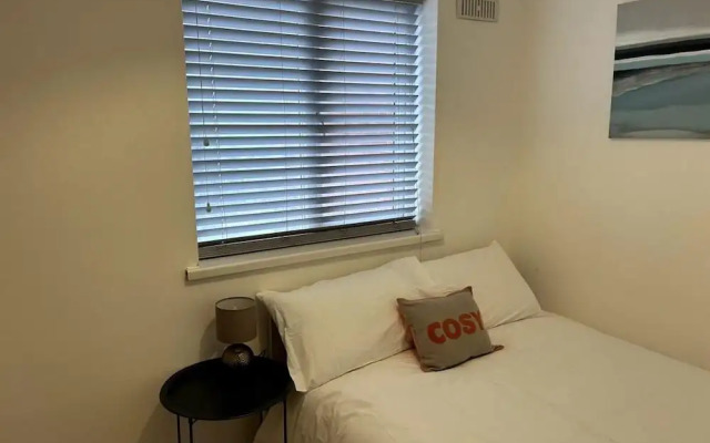 Essex 2 Bed Flat Near Station With Free Parking