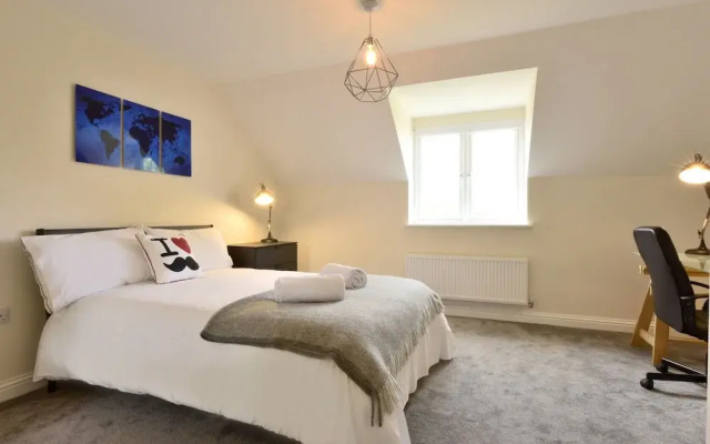 Villiers Road - modern family home by the golf course