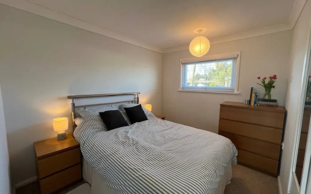 Beach Chalet - 2 Bedrooms - 4 Guests - Parking