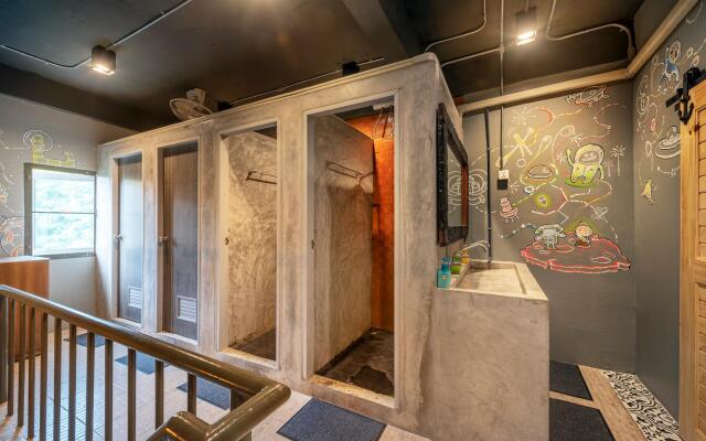 Sloth Hostel Don Mueang Бангкок вид на фасад