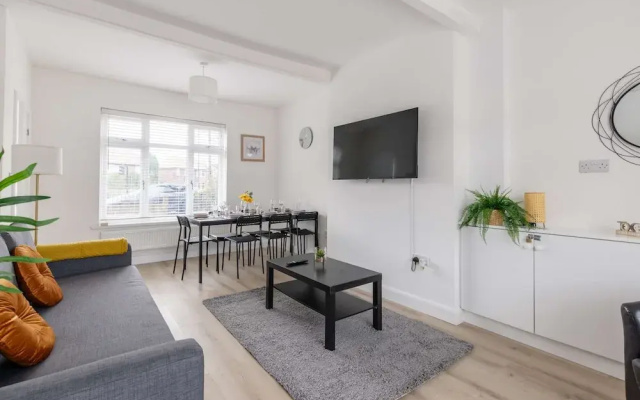 Free Parking - 4 Bedroom House