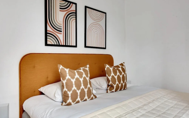 Constantin - Chic 2-bdr Apt With Balcony