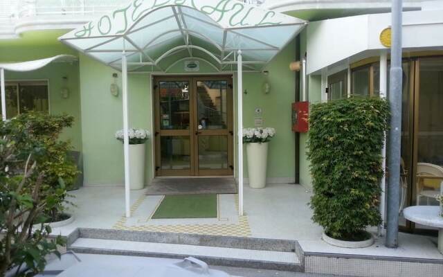 Hotel Raul вид на фасад