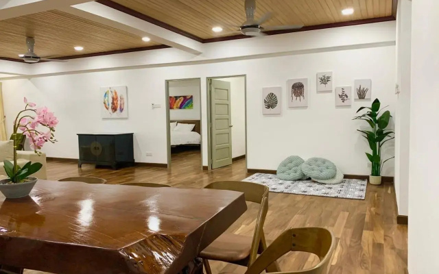 The Venus - Spacious Wooden TOP Floor Apartment