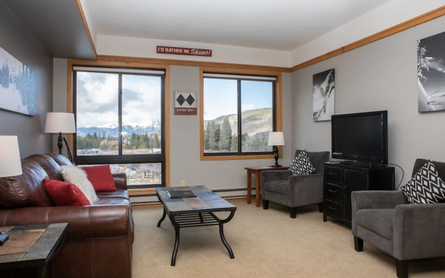2759 Slopeside 1 Bedroom Condo by RedAwning