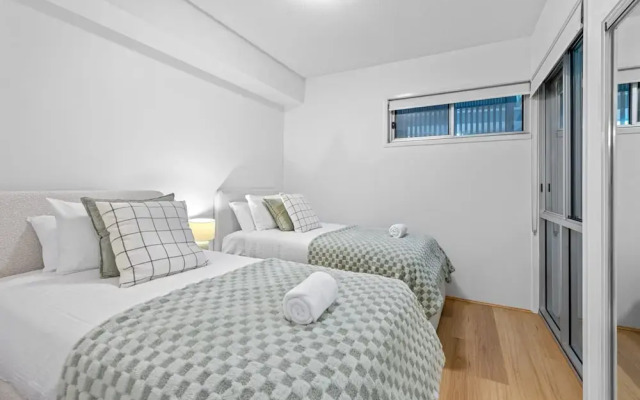 Modern Southbank Parklands Apartment Retreat