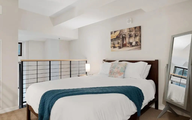 Lavish Downtown Condo with Rooftop Lounge 337