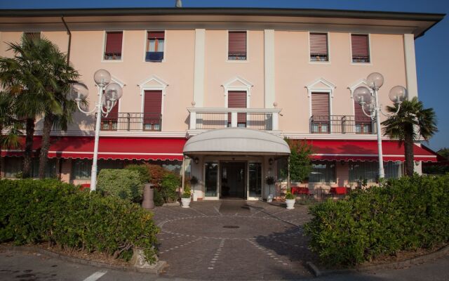 Hotel Master Альбиньязего вид на фасад