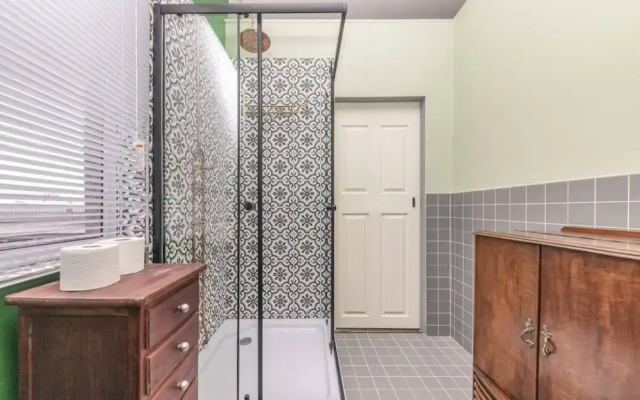 Central and Cosy 1 BD Studio Apartment in Woodstock